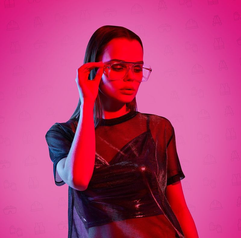 Schutzbrillentraegerin